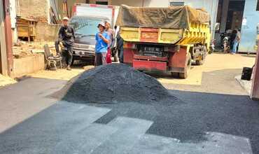 Perbaikan Aspal Jalan Komplek Gudang di Kopo, Kabupaten Bandung, Jawa Barat Perbaikan Aspal Jalan Komplek Gudang di Kopo, Kabupaten Bandung, Jawa Barat