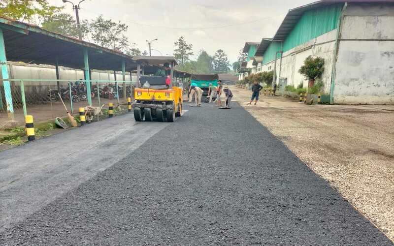 Pelapisan Ulang Aspal Hotmix Jalan Pabrik di Banjaran Kabupaten Bandung, Jawa Barat