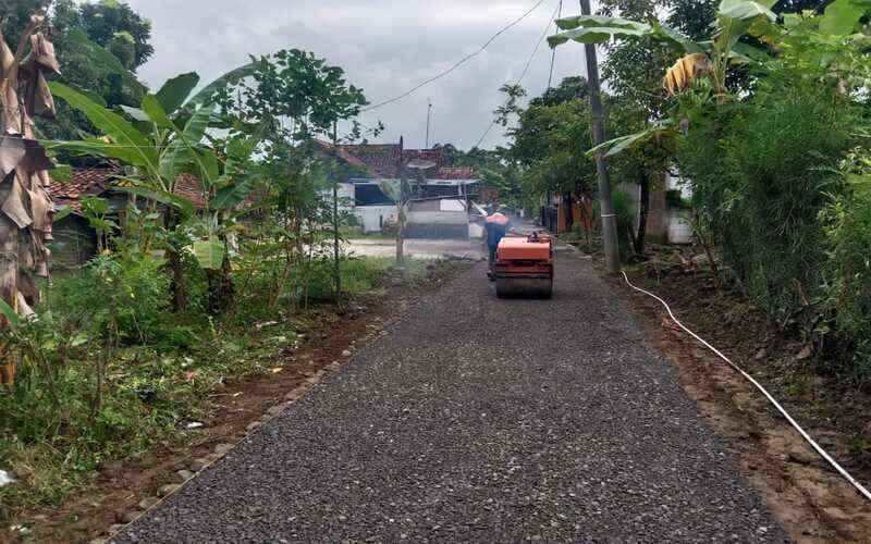 Pembangunan Aspal Baru jalan Desa di Kabupaten Garut, Jawa Barat Pembangunan Aspal Baru jalan Desa di Kabupaten Garut, Jawa Barat