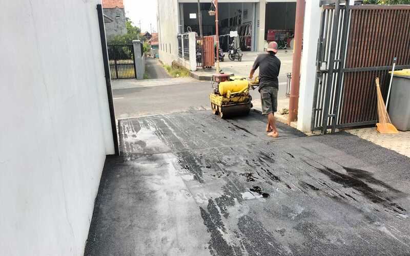 Pembangunan Aspal Baru Halaman Rumah Dinas Bank BJB Cabang Majalengka, Jawa Barat Pembangunan Aspal Baru Halaman Rumah Dinas Bank BJB Cabang Majalengka, Jawa Barat