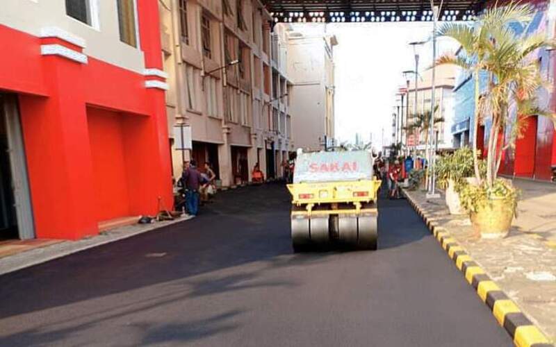 Pelapisan Aspal Area Halaman Pusat Perbelanjaan di Cakung Jakarta Timur