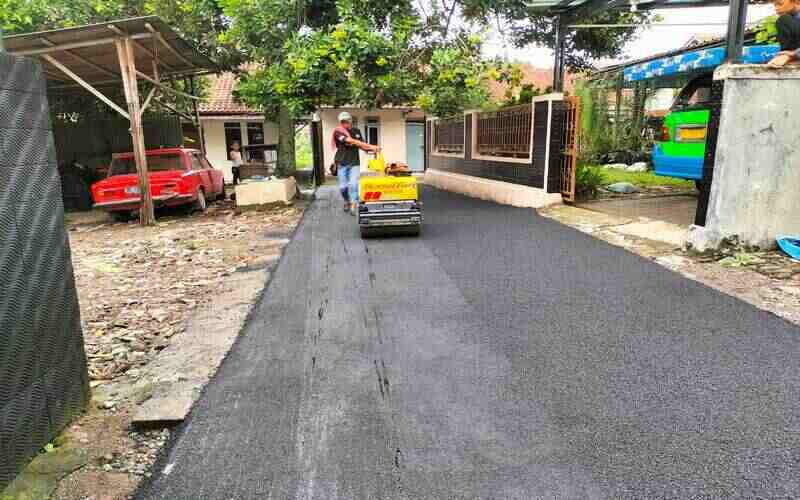Pelapisan Aspal Jalan Desa di Bogor Jawa Barat Pelapisan Aspal Jalan Desa di Bogor Jawa Barat