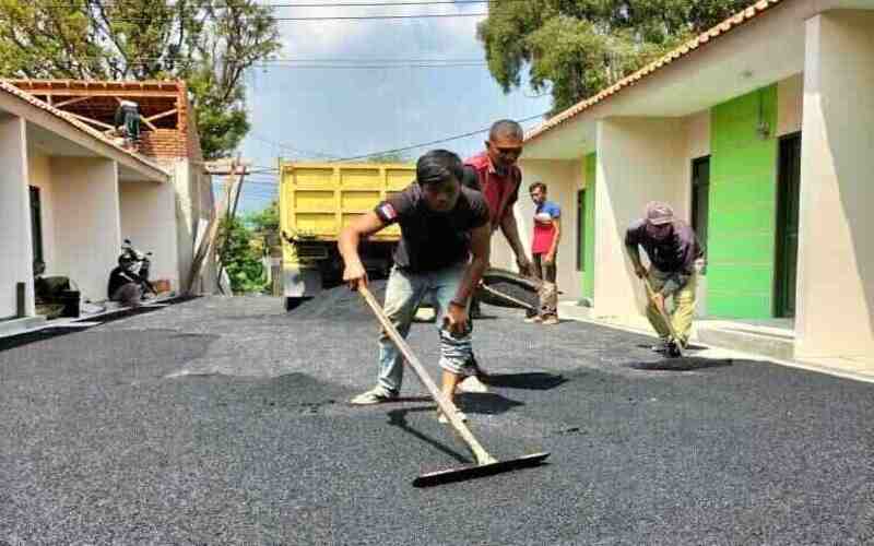 Pembangunan Aspal Baru Halaman Kontrakan di Buahbatu Kota Bandung (2) Pembangunan Aspal Baru Halaman Kontrakan di Buahbatu Kota Bandung