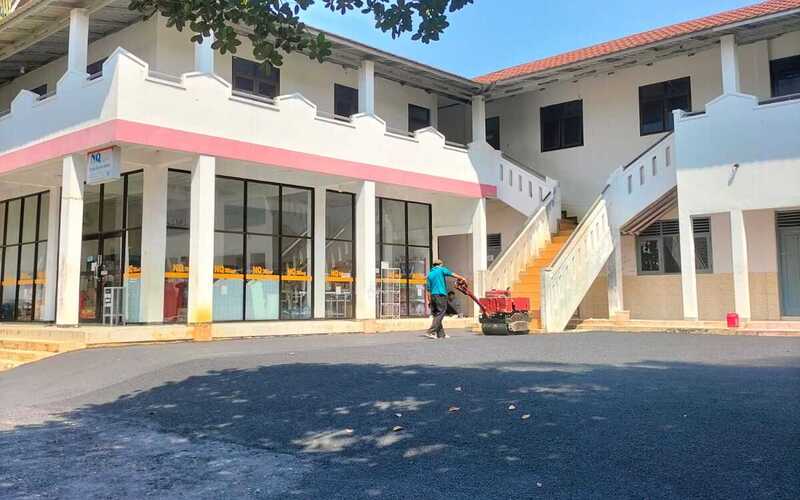 Perbaikan Aspal Halaman Pesantren di Kota Cirebon Jawa Barat